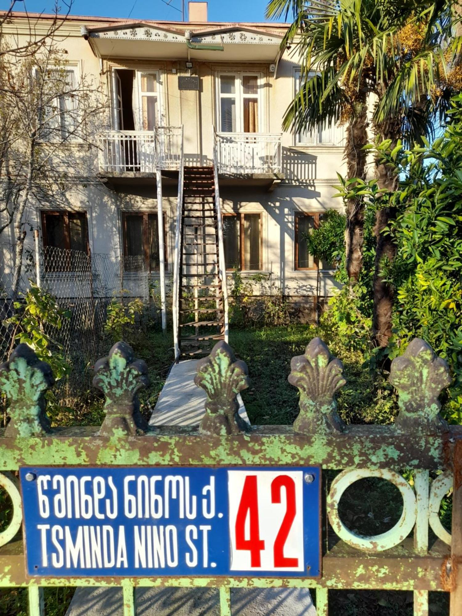 Levani'S Guesthouse Zugdidi ภายนอก รูปภาพ